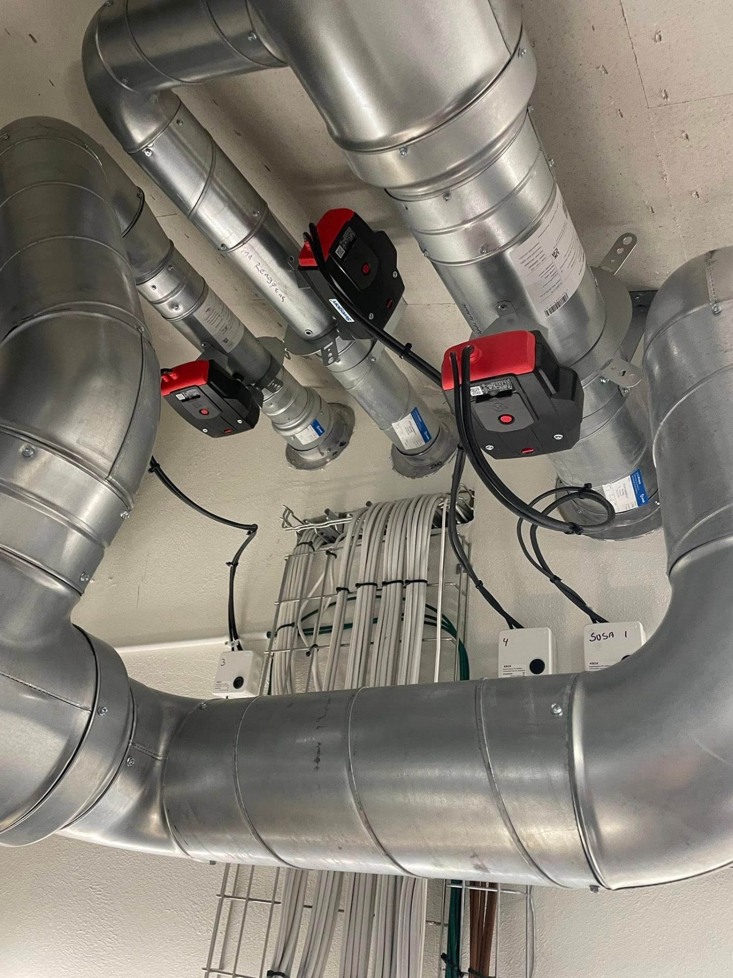 Ventilation med spjæld og styring